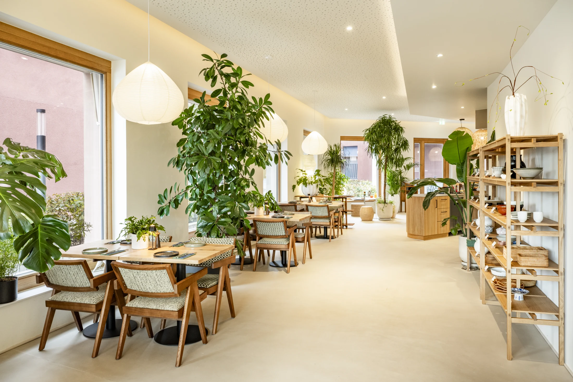 Blick durch das MOJI – Verbindung aus gemütlichem Restaurant und Keramik-Shop