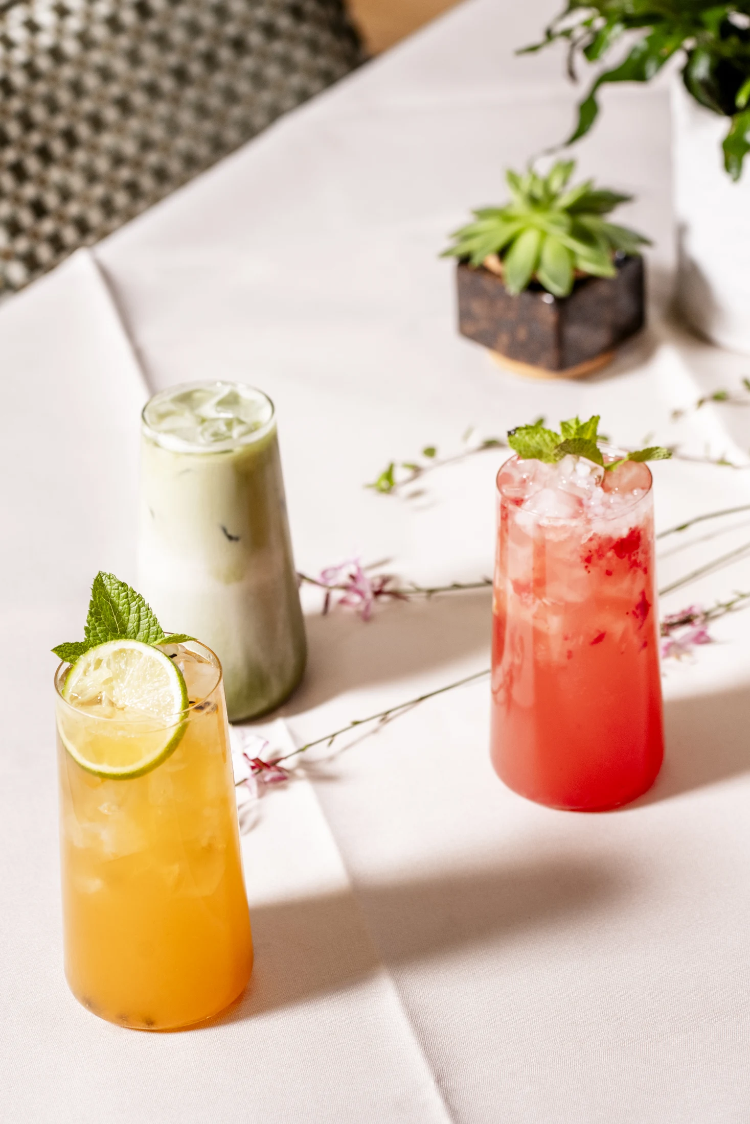 Hausgemachte Limonaden, Eistees und Matcha mit Beeren, Limette und frischer Minze