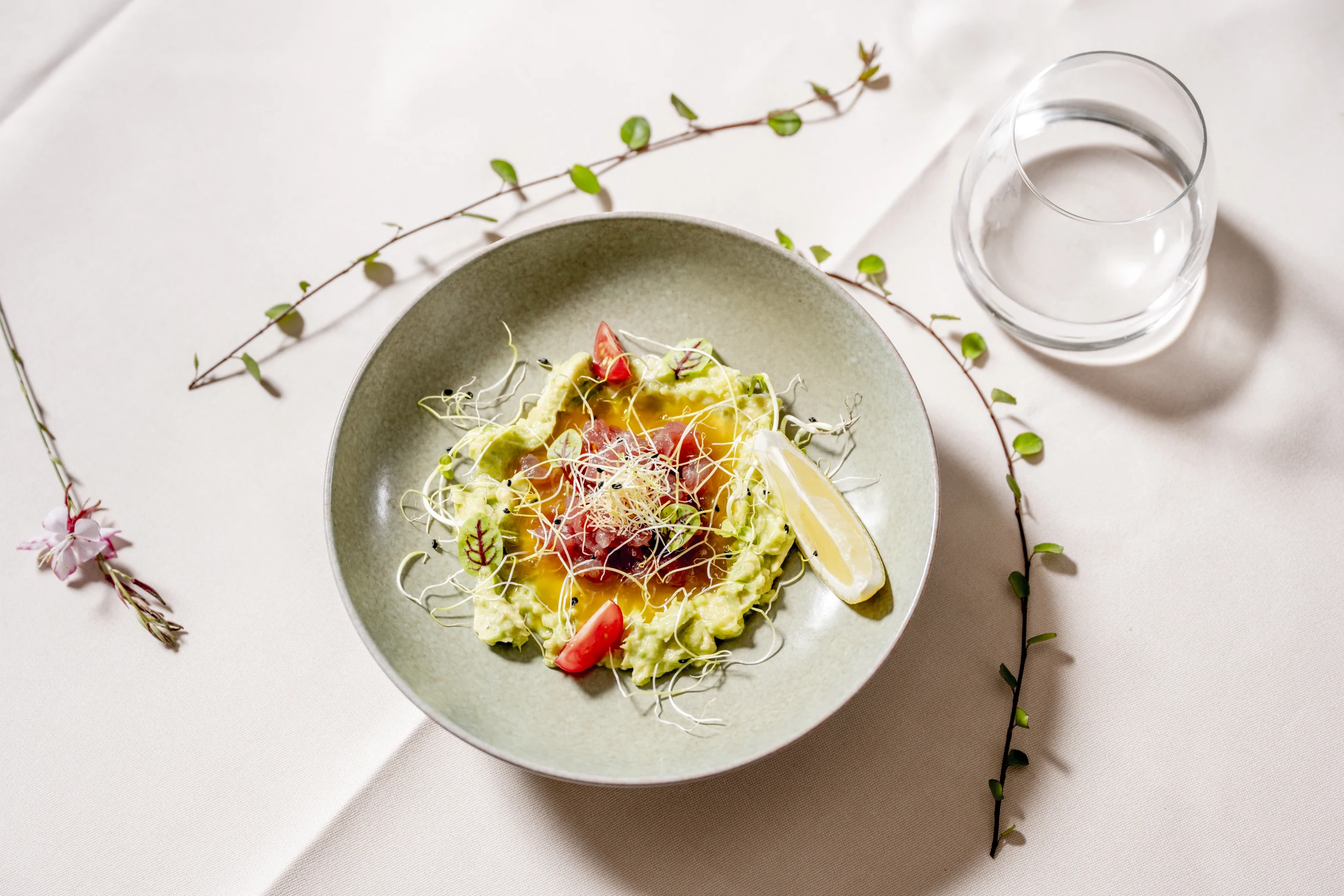 Frisches Thunfisch-Tatar auf Avocado mit Kräutersalat und Zitrone