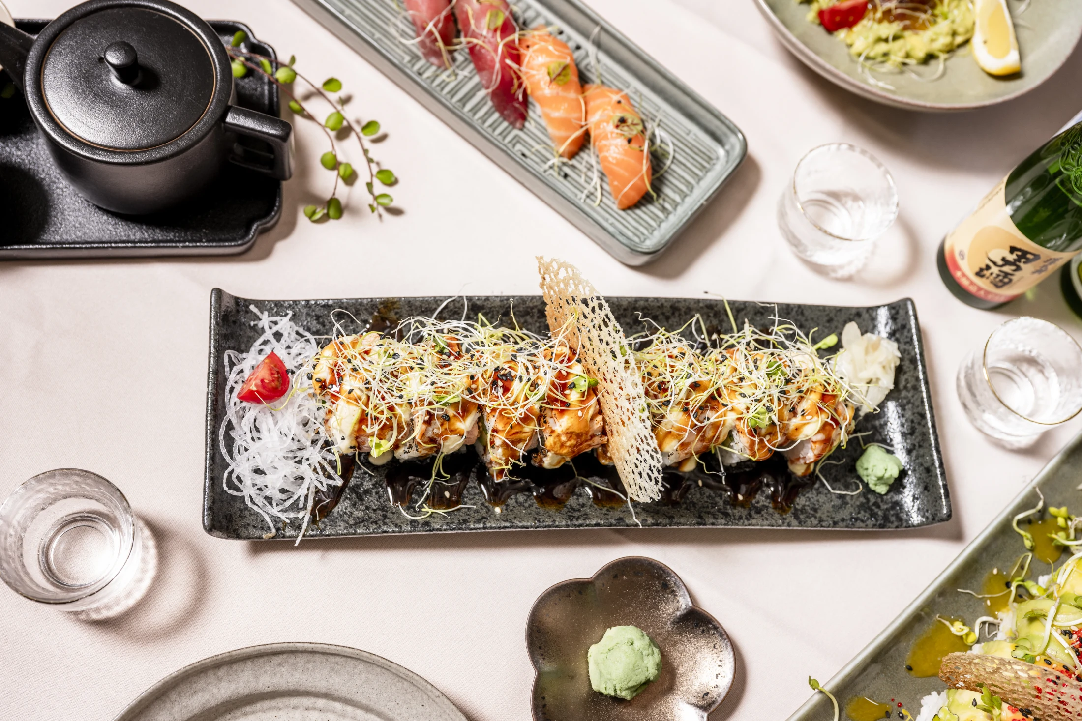MOJI Sushi-Rolle mit Knusper-Tuile, frischem Nigiri, japanischem Tee und Sake