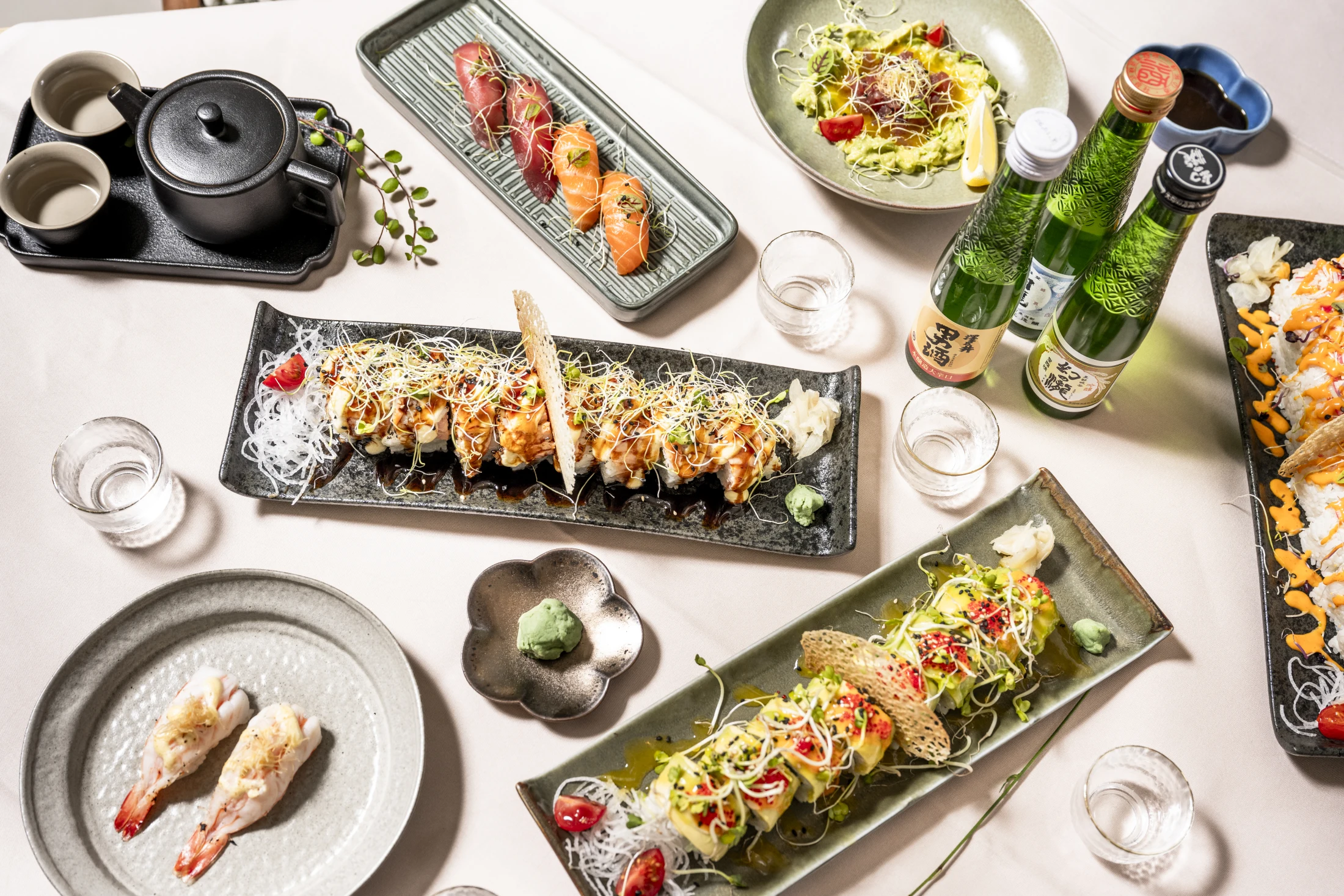 MOJI Sushi-Rollen, Nigiri, Tuna Tartare, Tee und Sake