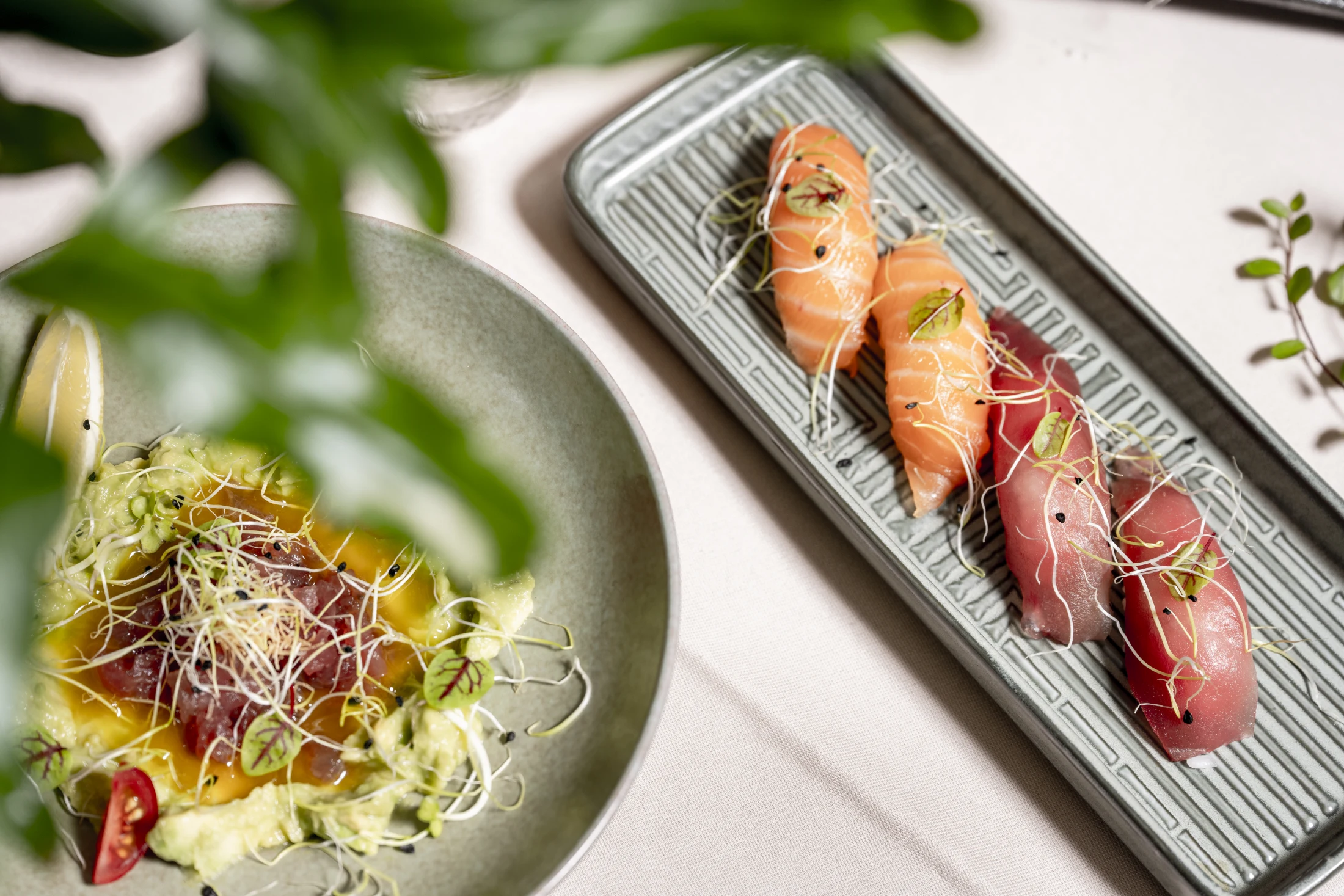 Feine Lachs- und Thunfisch-Nigiri auf geriffelter Keramikplatte