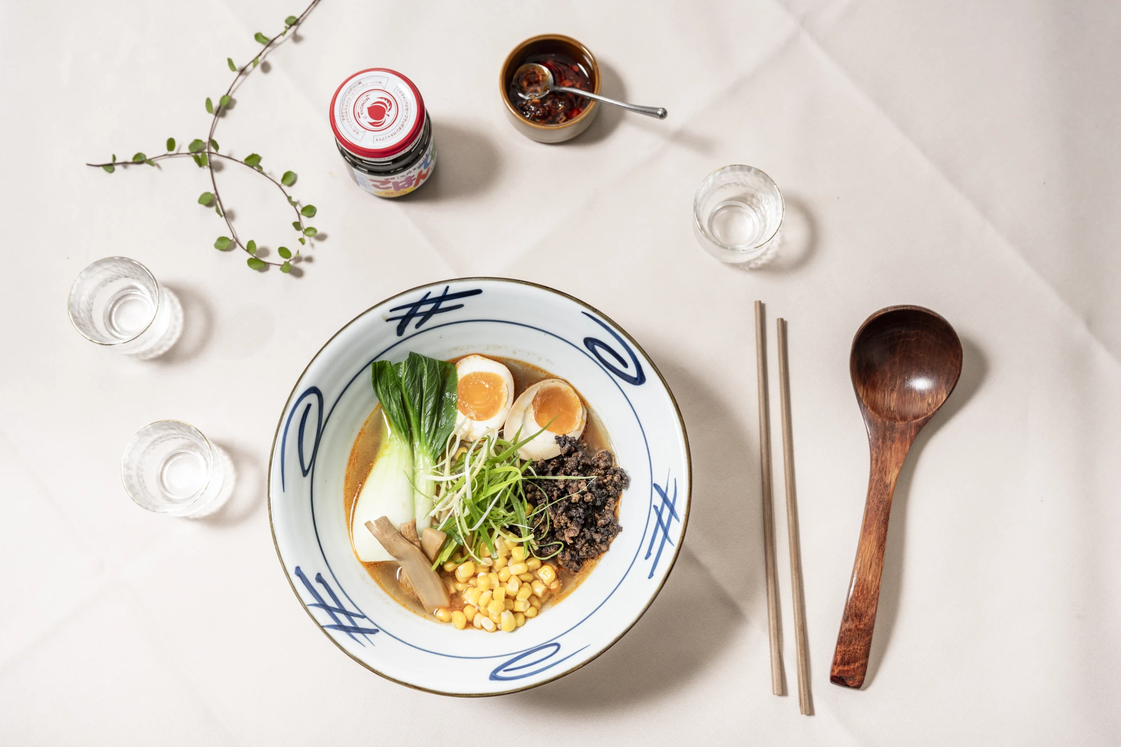 Würzige Tan Tan Ramen Schale mit Ajitsuke-Ei, Pak Choy und Mais
