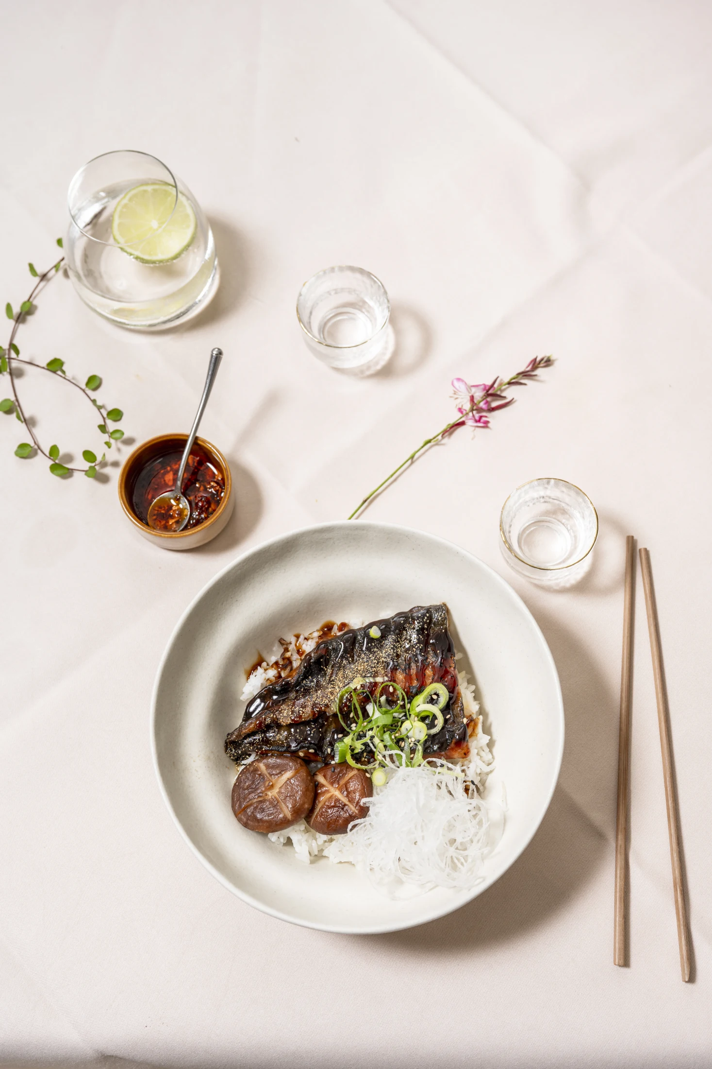 Unagi Don Reisschale mit glasiertem Aal, Shiitake-Pilzen und Sesam