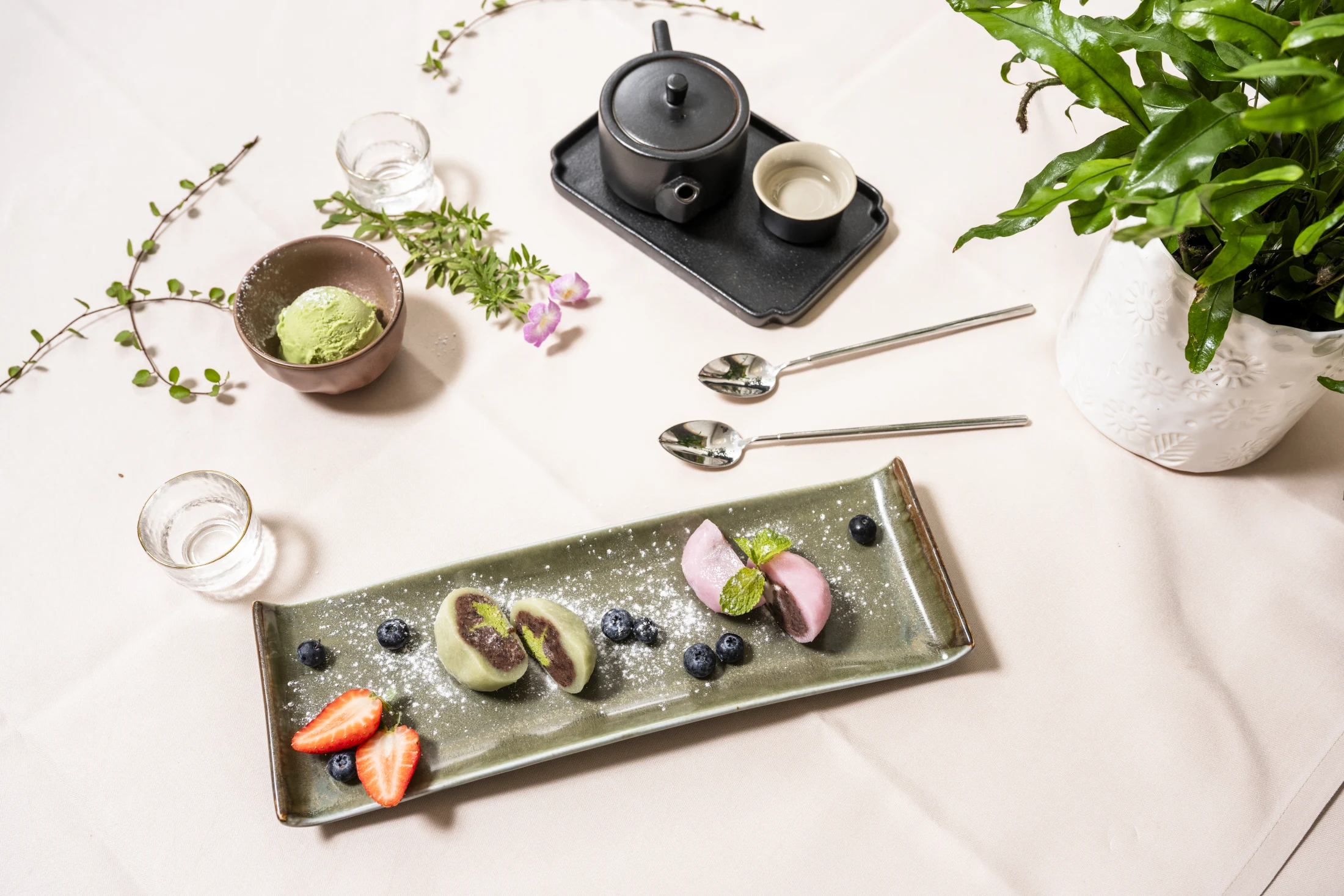 Japanische Daifuku Mochi, Matcha-Eis und schwarze Gusseisen-Teekanne