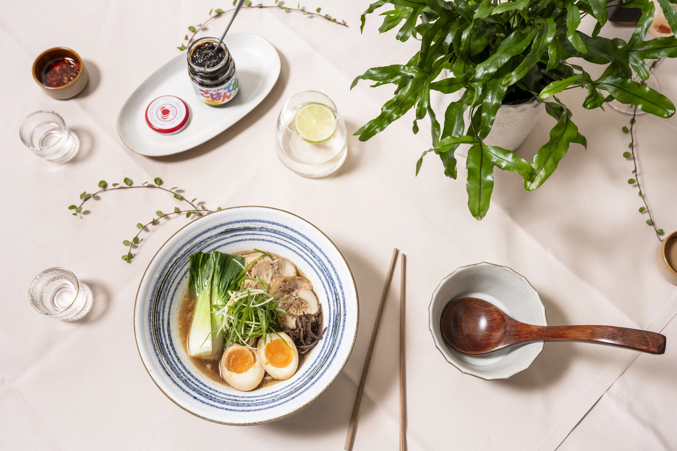 Dampfende MOJI Ramen mit Chashu, Ajitsuke-Ei und Pak Choy